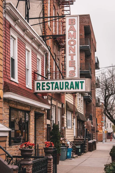 Bamontes Restaurace Znamení Greenpoint Brooklyn New York — Stock fotografie