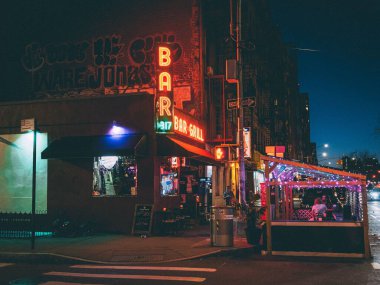 Aşağı Doğu Yakası, Manhattan, New York 'taki Parkside Lounge' da baro tabelası.