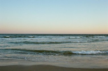Gün batımında Pasifik Okyanusunda dalgalar, Rockaways, Queens, New York City 'de
