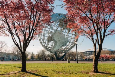 Çiçekli ağaçlar ve Unisphere, Queens, New York 'taki Flushing Meadows Corona Parkı' nda