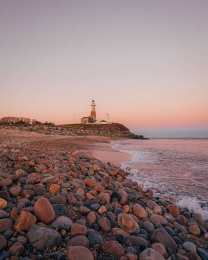 Rocky plajı ve deniz feneri Montauk Point Eyalet Parkı, Hamptons, Long Island, New York