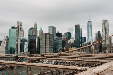 New York 'taki Brooklyn Köprüsü' nden Manhattan gökdeleni manzarası