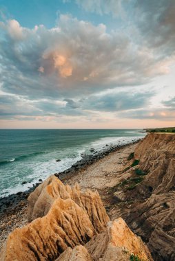 Atlantik Okyanusu manzarası ve uçurumlar ve Montauk Point Eyalet Parkı, Hamptons, New York