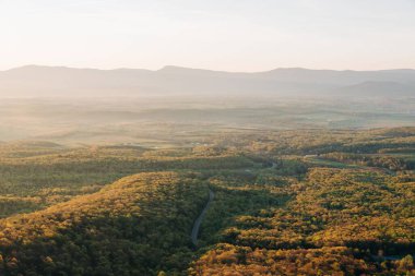 Güneş doğarken Shenandoah Vadisi ve Blue Ridge Dağları 'nın manzarası, Luray, Virginia' daki Massanutten Massanutten Storybook Trail 'den