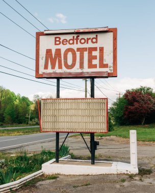 Bedford Motel tabelası, Bedford, Virginia 'da.