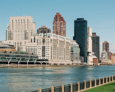 New York 'taki Roosevelt Adası' ndan Manhattan ve Doğu Nehri manzarası