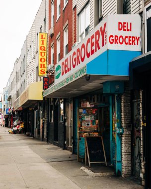 Bushwich, Brooklyn, New York 'taki Myrtle Bulvarı' ndaki tabelalar