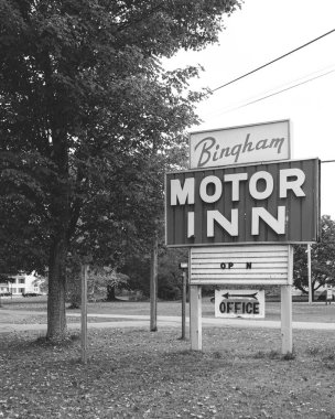 Bingham, Maine 'de Motor Oteli tabelası ve sonbahar rengi