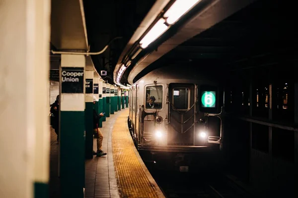 Kereta Mendekat Stasiun Kereta Bawah Tanah Astor Place East Village — Stok Foto