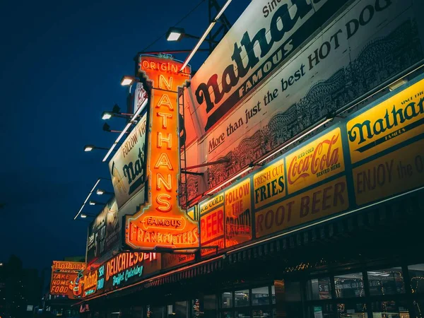 Nathans Letreros Neón Por Noche Coney Island Brooklyn Nueva York — Foto de Stock