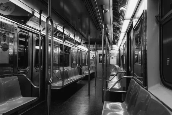 ニューヨーク市内の空の6列車地下鉄車 — ストック写真