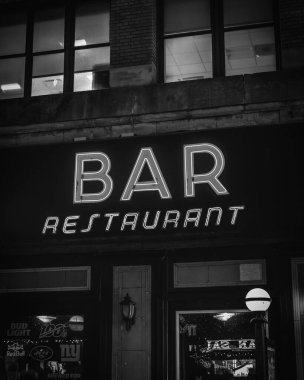 Hells Kitchen, Manhattan, New York 'ta gece Bar Restoranı tabelası