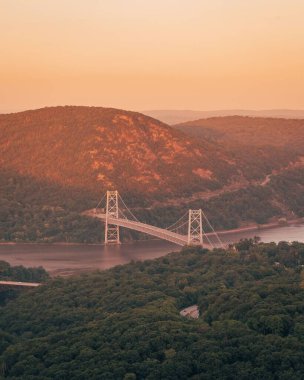 Hudson Nehri üzerindeki Bear Mountain Köprüsü manzarası Popolopen Torne 'dan Hudson Vadisi, New York