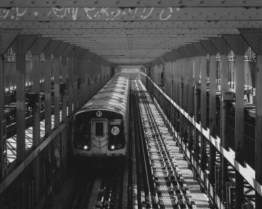 New York 'taki Williamsburg Köprüsü' nden geçen metro treni.