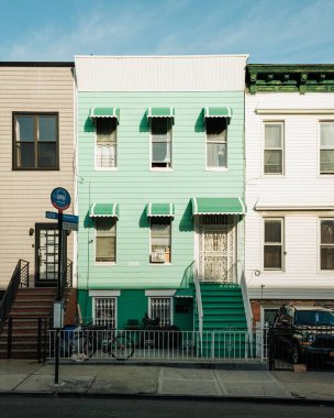 Yeşil beyaz dış görünüşlü bir bina, Bushwick, Brooklyn, New York