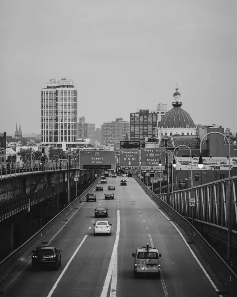 ニューヨーク州ブルックリンのウィリアムズバーグ橋からのウィリアムズバーグの眺め — ストック写真
