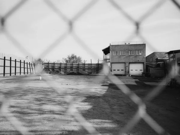 Индустриальная Сцена Через Забор Восточном Вильямсбурге Бруклин Нью Йорк — стоковое фото