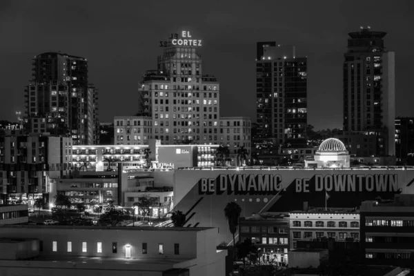 カリフォルニア州サンディエゴのダウンタウンの夜の建物の眺め — ストック写真