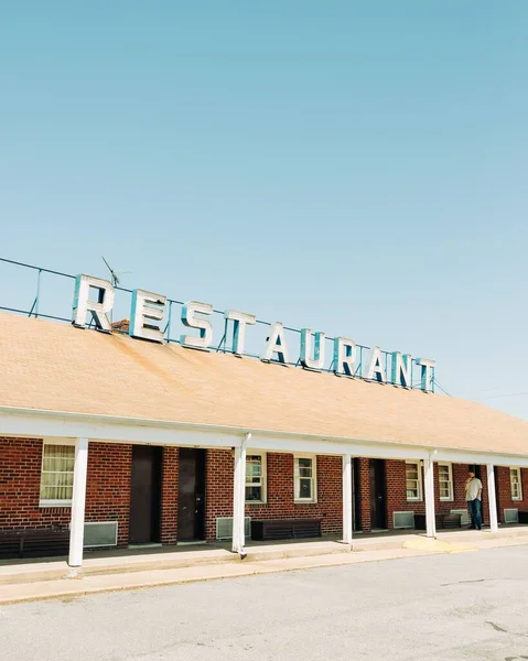 メリーランド州ボルティモアのベルトウェイモーテルのヴィンテージレストランサイン — ストック写真
