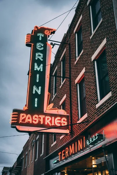 Неоновая Вывеска Termini Pastries Филадельфия Пенсильвания — стоковое фото