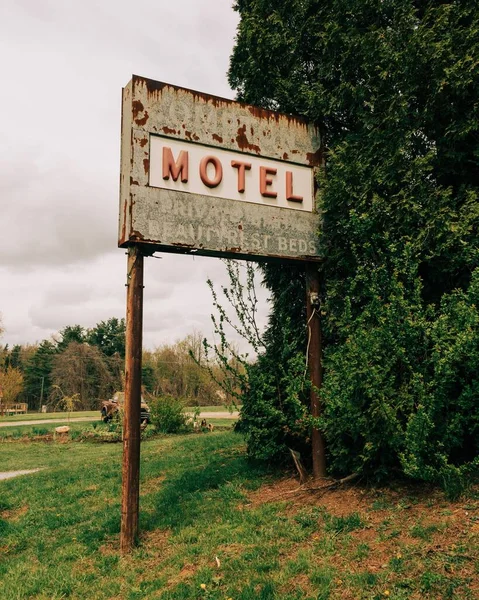 バージニア州のブルーリッジ パークウェイ沿いの古い放棄されたヴィンテージモーテルの標識 — ストック写真