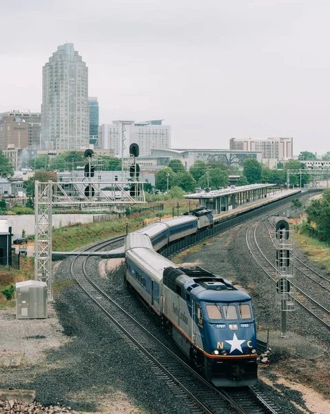 Raylardan Bir Tren Geçiyor Raleigh Kuzey Carolina — Stok fotoğraf