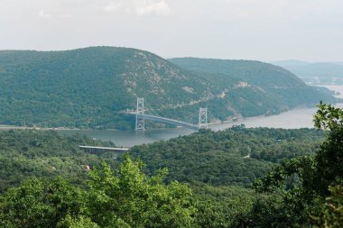 Hudson Nehri üzerindeki Bear Mountain Köprüsü manzarası Popolopen Torne 'dan Hudson Vadisi, New York