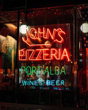 Johns Pizzeria neon tabelası, West Village, New York 'ta