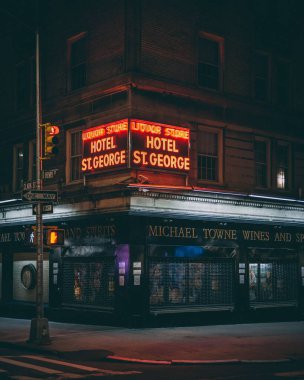 Gece Hotel St. George neon tabelası, Brooklyn Heights, Brooklyn, New York