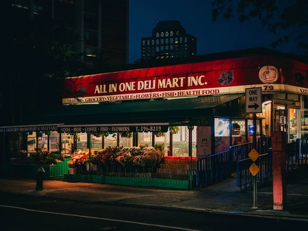 Знак All One Deli Mart Ночью Brooklyn Heights Бруклин Нью — стоковое фото