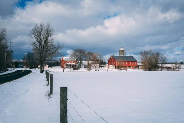 Röd Lada Och Silo Gård Snön Gettysburg Pennsylvania — Stockfoto