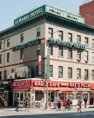 St. Marks Oteli ve Ray Pizza tabelaları, New York, East Village 'daki Astor Place' de.