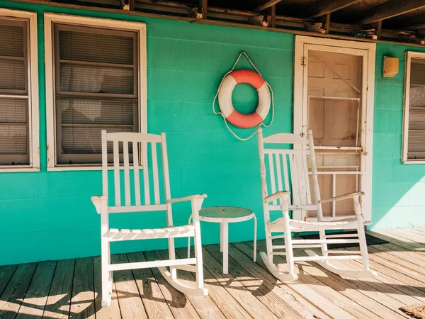 Cadeiras Balanço Frente Uma Parede Verde Outer Banks Carolina Norte — Fotografia de Stock