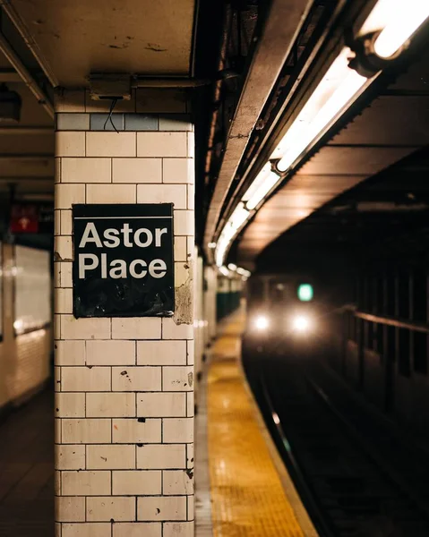 Train Pulling Astor Place Subway Station East Village New York — Stock Photo, Image