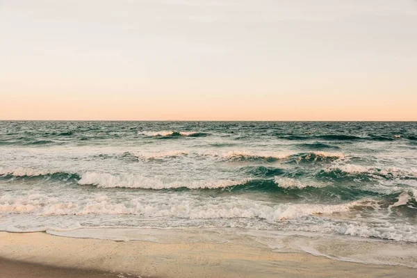 Κύματα Συντρίβονται Μια Παραλία Rockaways Queens Νέα Υόρκη — Φωτογραφία Αρχείου