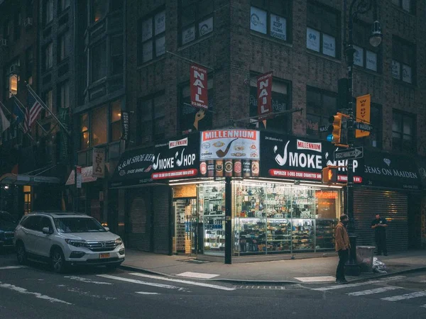 Uma Loja Fumo Noite Distrito Financeiro Nova Iorque — Fotografia de Stock