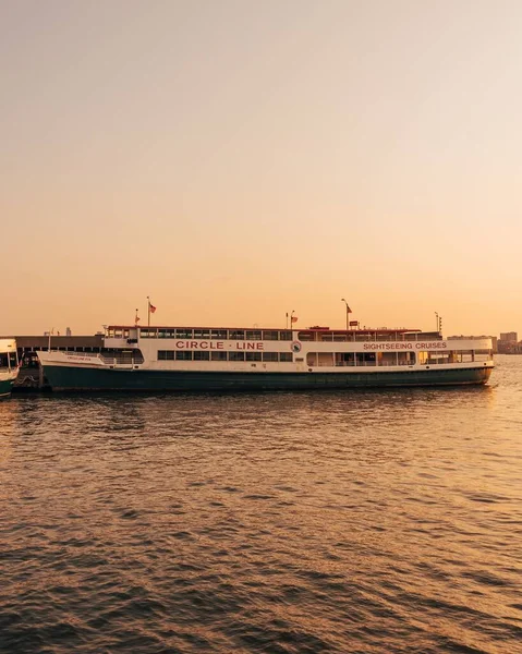 Circle Line Sightseeing Boat Sunset Seen Pier Hudson River Park — Stock Photo, Image