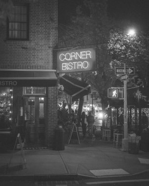 Gece vakti New York, Manhattan 'daki West Village' da Bistro neon levhası.