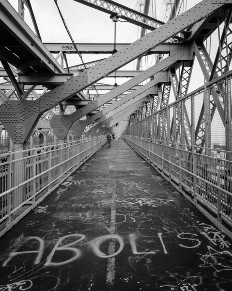 在纽约市威廉斯堡大桥人行横道上废除涂鸦 — 图库照片