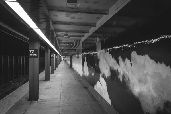 ニューヨーク市マンハッタンのアッパー ウエスト サイドにある72丁目駅ホーム — ストック写真