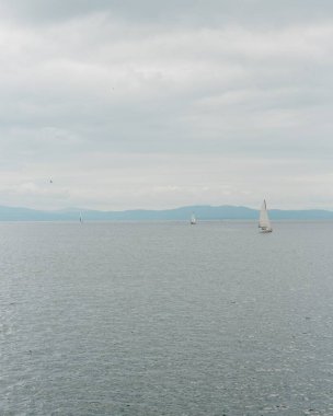 Champlain Gölü 'ndeki yelkenliler, Burlington, Vermont' tan görülmüşler.