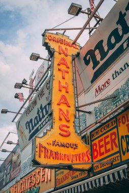 Coney Adası, Brooklyn, New York Cit 'te Nathans neon tabelası