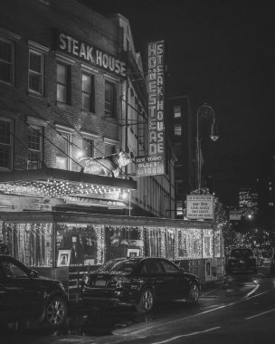 Manhattan, New York 'taki Köfte Bölgesi' nde gece vakti eski Homestead Et Lokantası tabelası.
