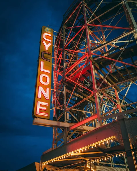 Ciklonneon Felirat Éjjel Luna Parkban Coney Islanden Brooklynban New Yorkban — Stock Fotó