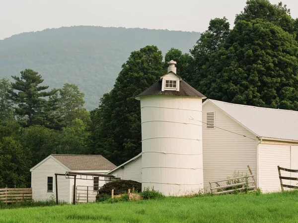 麻萨诸塞州伯克希尔山脉的一个带有筒仓的白色旧谷仓 — 图库照片