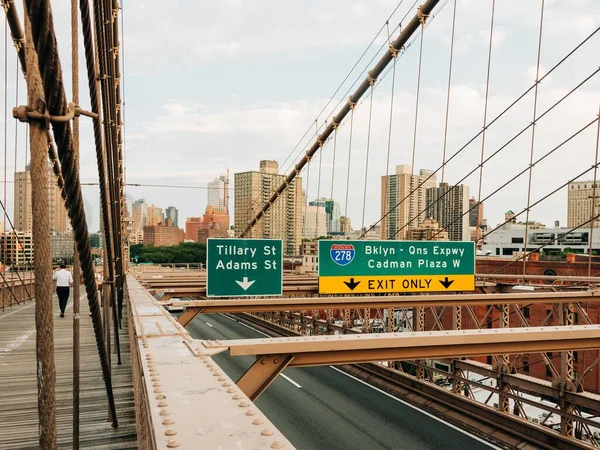 Skyltar Brooklyn Bridge New York City — Stockfoto