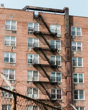 Flushing, Queens, New York 'ta yangın merdivenleri olan tuğla bina.