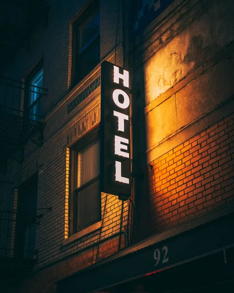 Señal Neón Del Hotel Por Noche Lower East Side Manhattan — Foto de Stock