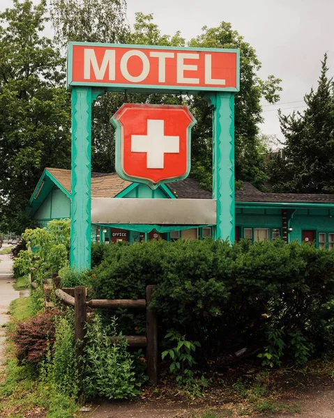 位于佛蒙特州伯灵顿的瑞士汽车旅馆签名 — 图库照片