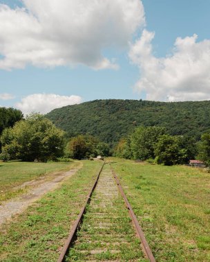 Huntington County, Pennsylvania 'daki Mount Union' da demiryolu rayları ve dağlar.